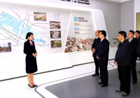 东方今典集团董事局主席张泽保与南阳市宛城区政府考察团举行座谈 东方今典集团董事局主席张泽保与南阳市宛城区政府考察团举行座谈