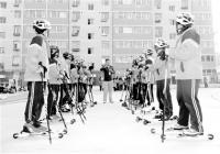 如何让更多青少年了解冰雪文化？