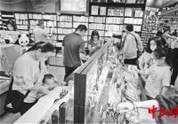 开学季文具店里挤满了人 新奇文具被摆上了C位 开学季文具店里挤满了人 新奇文具被摆上了C位
