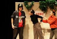 学生演员们倾情演绎话剧《诸事吉祥》 引得现场观众好评连连 学生演员们倾情演绎话剧《诸事吉祥》 引得现场观众好评连连